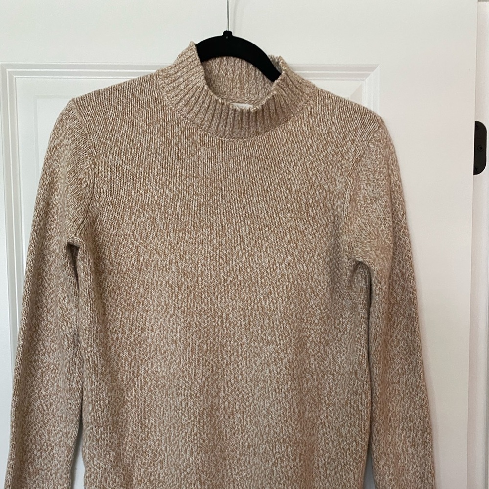 Basic creme turtle kneck